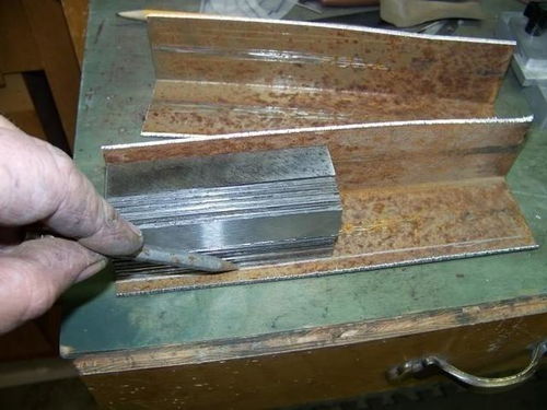 车间里的匠心奇迹 小伙随手取材，车床三小时巧变艺术精品